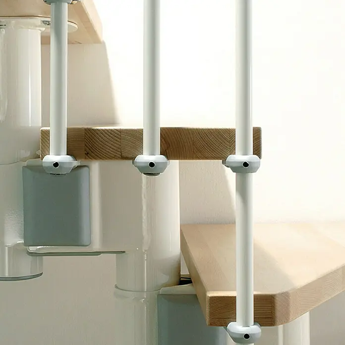 Fontanot Arké Mittelholmtreppe Kompact 89 - Breite: 89 cm, Weiß, 2/4-gewendelt, Farbe Stufen: Buche Hell, Geschosshöhe: 225 cm - 303 cm - Detailaufnahme