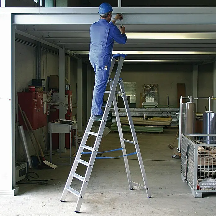 Krause Escalera de tijera - 8 escalones, Altura de trabajo: 3,9 m, Aluminio - Producto en uso