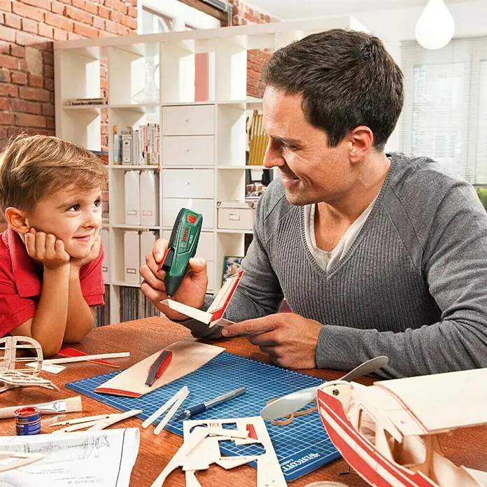 Bosch Akku-Heißklebestift GluePen - 3,6 V, Li-Ionen, 1,5 Ah, Durchmesser Klebepatrone: 7 mm - Anwendungsbeispiel
