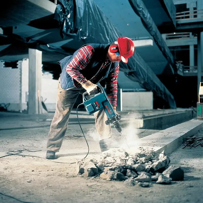 Bosch Professional Čekić za rušenje GSH 11 E - 1.500 W, Jačina pojedinog udarca: 16,8 J, Broj udaraca: 900 /min - 1.890 /min - Proizvod u upotrebi