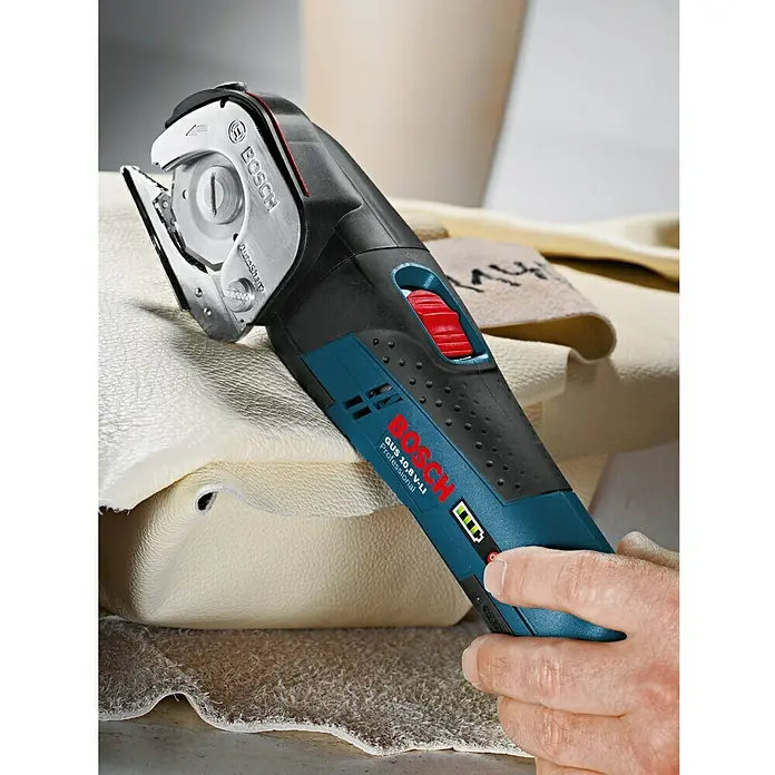 Bosch Professional Akku-Universalschere GUS 12V-300 - 12 V, Li-Ionen, Ohne Akku, Geeignet für: Materialien bis 11 mm Stärke - Anwendungsbeispiel