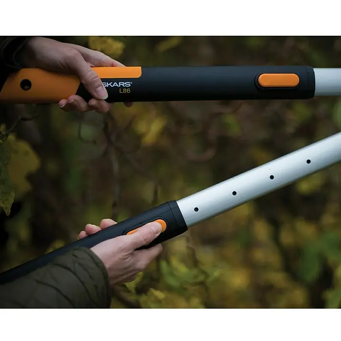 Fiskars Smartfit Teleskopske škare za živicu HS86 - Podesivost: 68 - 93 cm, S protuprianjajućim premazom - Proizvod u upotrebi
