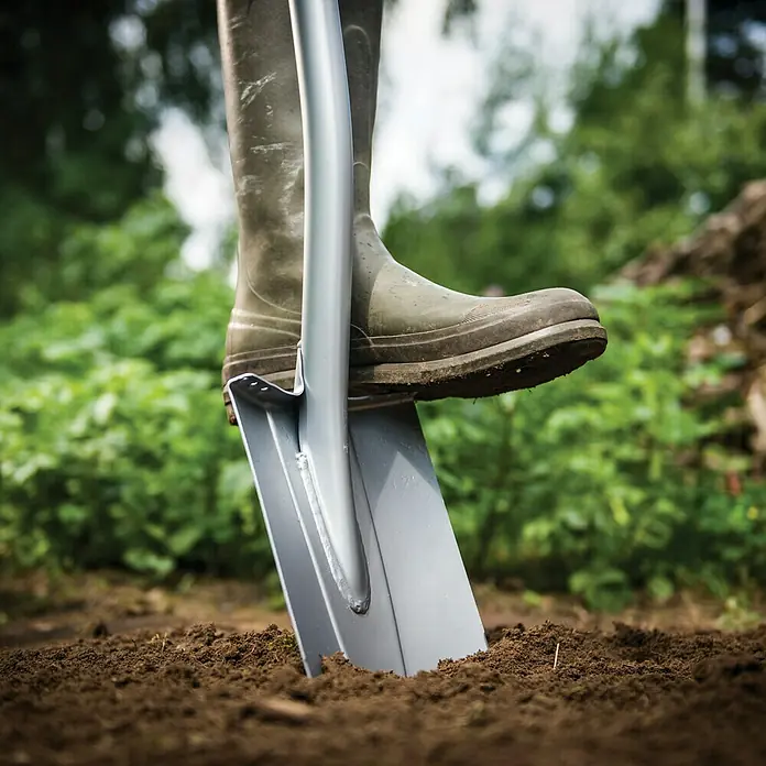 Fiskars Xact Gärtnerspaten Xact L - Arbeitsbreite: 19 cm, Spitz, Langstiel - Anwendungsbeispiel