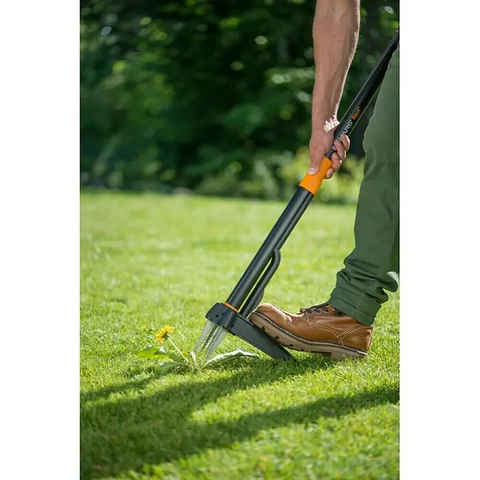 Fiskars Xact Alat za vađenje korova - S krakovima za dohvaćanje, Duljina: 100 cm - Proizvod u upotrebi