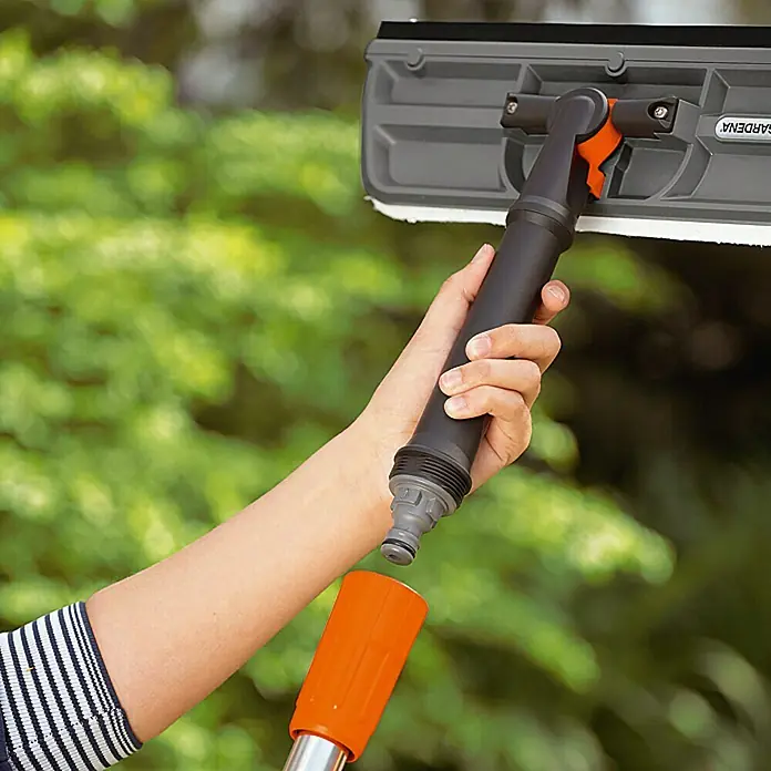 Gardena Cleansystem Sredstvo za pranje prozora - Širina: 31 cm - Proizvod u upotrebi