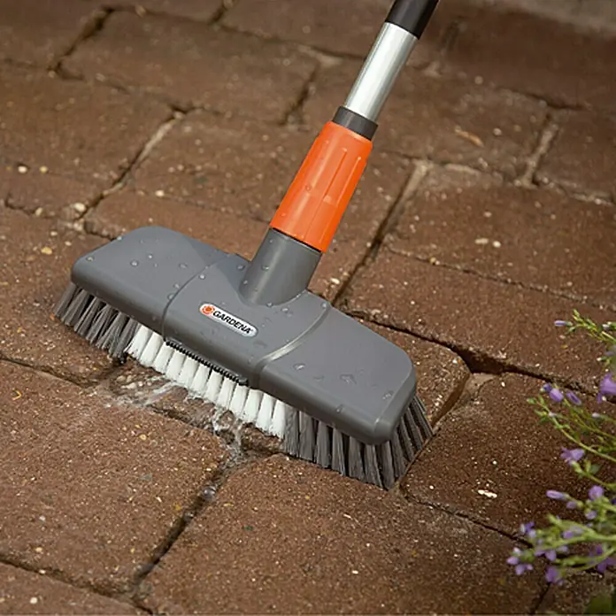 Gardena Cleansystem Udobna četka za ribanje - Provodi vodu, Širina četke: 27 cm, Plastika - Proizvod u upotrebi