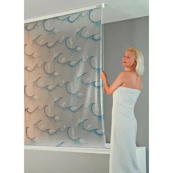 Eco-Dur Duschrollo deluxe - 134 x 240 cm, Ozean, Blau/Weiß - Stimmungsaufnahme
