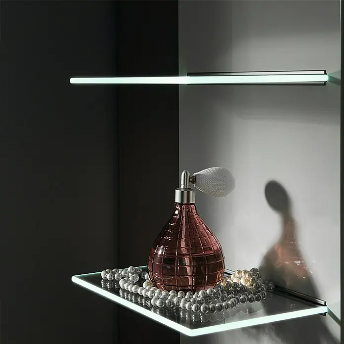 Camargue Stella Seitenschrank - 30,4 x 32,5 x 151,6 cm, 3 Glasböden mit LED-Beleuchtung, Berg Eiche