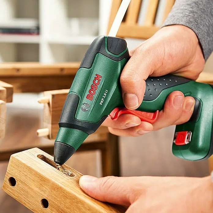 Bosch Pistola termoadhesiva de batería PKP 3,6 LI - 3,6 V, Iones de litio, 1,5 Ah, Diámetro cartucho de cola: 7 mm - Producto en uso