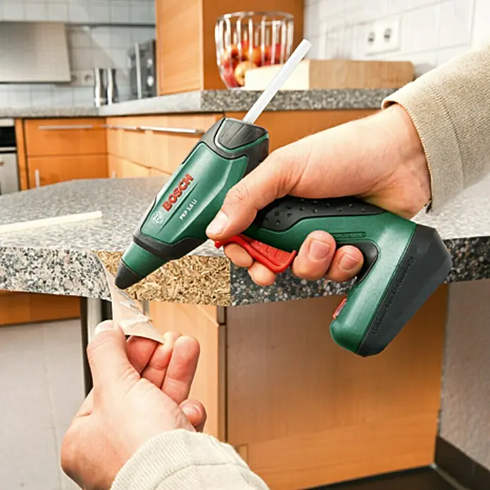 Bosch Pistola termoadhesiva de batería PKP 3,6 LI - 3,6 V, Iones de litio, 1,5 Ah, Diámetro cartucho de cola: 7 mm - Producto en uso