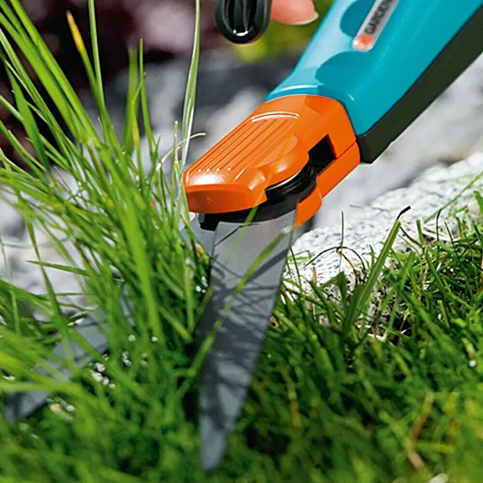 Gardena Comfort Grasschere - Material Klinge: Geschliffene Schneide, Antihaftbeschichtet, Drehbar, Spezialgriff - Anwendungsbeispiel