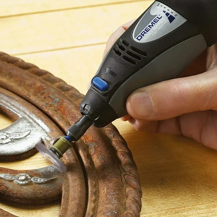 Dremel EZ SpeedClic Cepillo abrasivo Mod. 472 S - 25 mm, Grano: 120, Específico para: Mandril de trabajo Dremel EZ SpeedClic Mod. SC 402 - Producto en uso