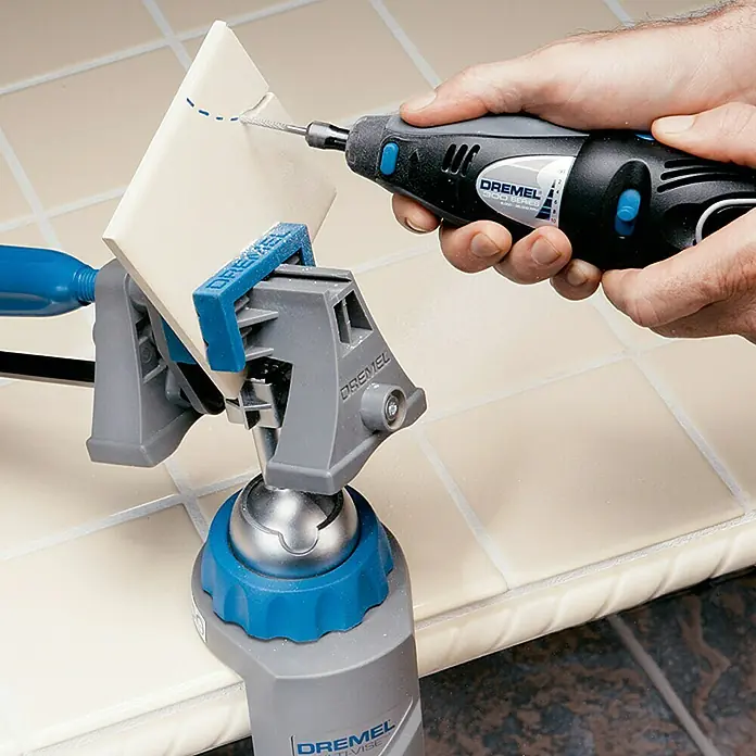 Dremel Torno de banco 2500 - Ángulo de rotación: 360 °, Ángulo de inclinación: 50° - Producto en uso