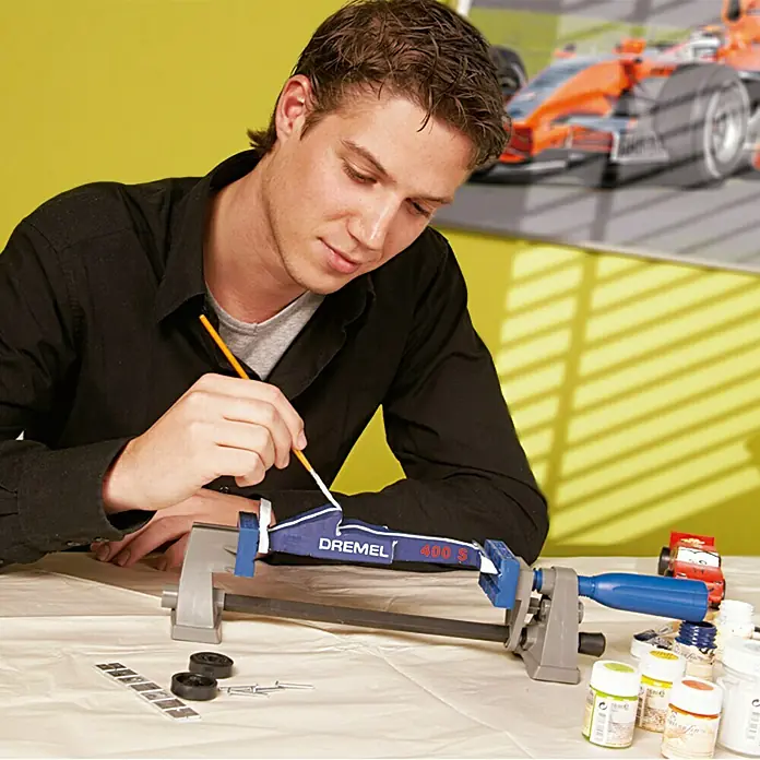 Dremel Torno de banco 2500 - Ángulo de rotación: 360 °, Ángulo de inclinación: 50° - Producto en uso