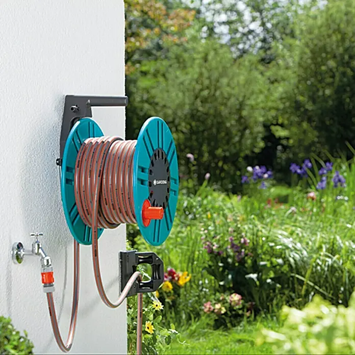 Gardena Classic Zidni nosač crijeva - Plastika/metal, Mogućnost pričvršćivanja prskalice - Proizvod u upotrebi