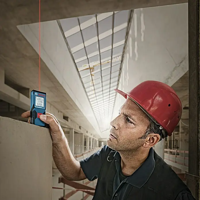 Bosch Professional Laserski daljinomjer GLM 30 - Mjerni opseg: 0,15 - 30 m - Proizvod u upotrebi
