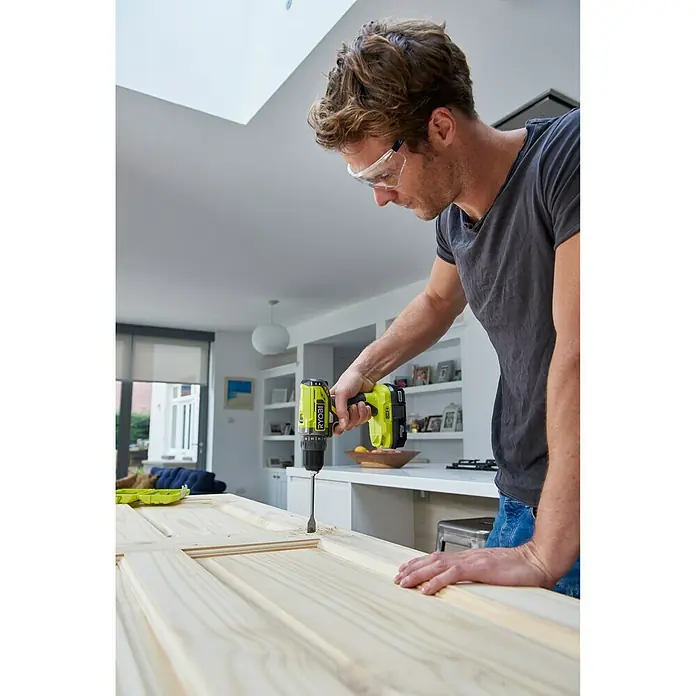 Ryobi ONE+ Akku-Bohrschrauber R18DD2-220S - 18 V, 2 Akkus, 2 Ah, Leerlaufdrehzahl: 0 U/min - 1.350 U/min - Anwendungsbeispiel