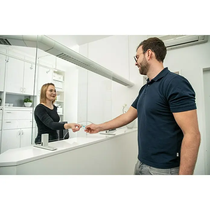 Room Plaza Hygieneschutzglas mit Durchreiche - 600 x 500 mm, Einscheibensicherheitsglas (ESG) - Detailaufnahme