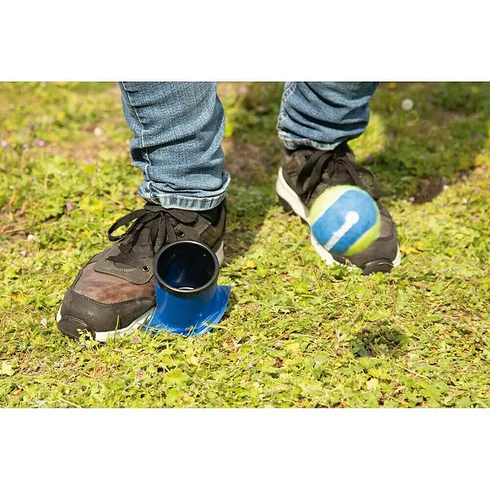 Beeztees Fetch Lanzador de balones - Plástico, Azul, Apto para: Perros - Producto en uso