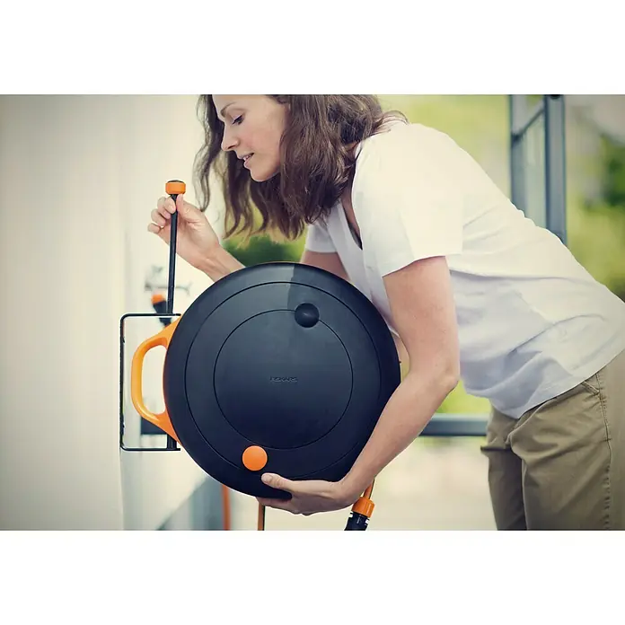 Fiskars Wandträger - Passend für: Fiskars Schlauchwagen Waterwheel S - Stimmungsaufnahme