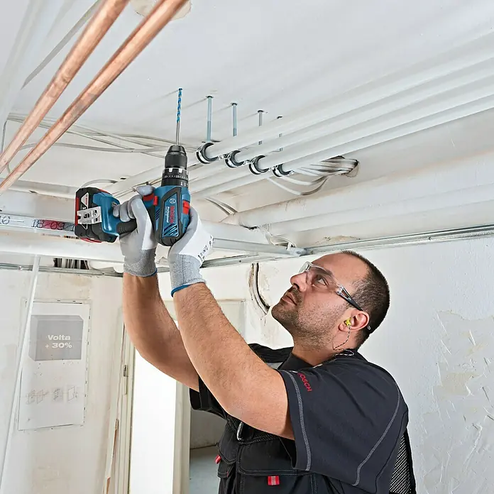 Bosch Professional Akku-Bohrschrauber GSR 18V-28 - 18 V, Ohne Akku, Leerlaufdrehzahl: 0 U/min - 1.900 U/min - Anwendungsbeispiel