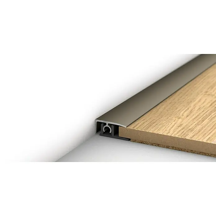 LOGOCLIC Abschlussprofil 313 - Edelstahl matt, 0,9 m x 26 mm, Montageart: Stecken - Detailaufnahme