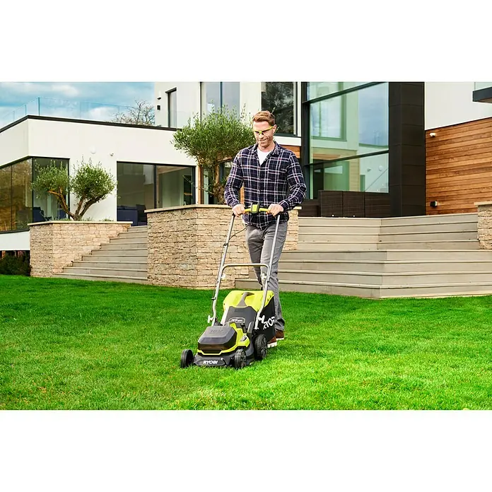 Ryobi ONE+ Akku-Rasenmäher RY18M37A-240 - 18 V, 2 Akkus, 4 Ah, Schnittbreite: 37 cm - Anwendungsbeispiel