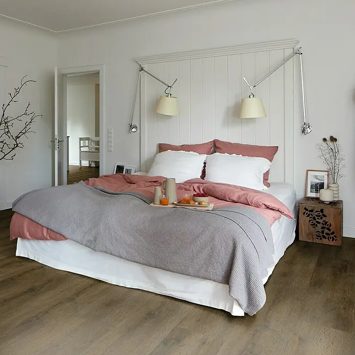 Egger Home Korkboden Comfort Barino Eiche Dunkel - 1.292 x 245 x 8 mm, Landhausdiele - Stimmungsaufnahme