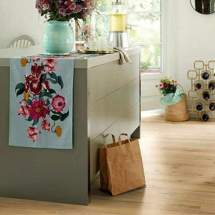 Egger Home Designboden GreenTec Timbara Eiche Braun - 1.292 x 246 x 7,5 mm, Landhausdiele - Stimmungsaufnahme