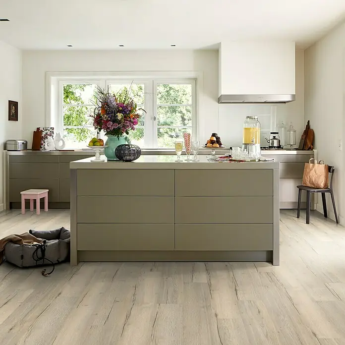 Egger Home Designboden GreenTec Monfort Eiche Weiß - 1.292 x 193 x 7,5 mm, Landhausdiele - Stimmungsaufnahme