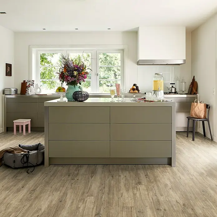 Egger Home Designboden GreenTec Carpio Pinie - 1.292 x 193 x 7,5 mm, Landhausdiele - Stimmungsaufnahme
