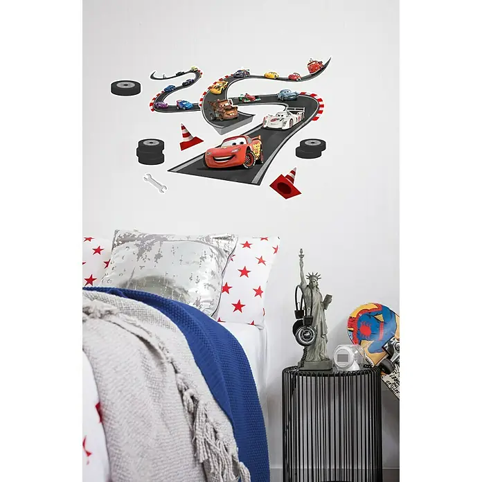 Komar Disney Edition 4 Dekosticker Cars Track - 9 -tlg., Bunt - Stimmungsaufnahme