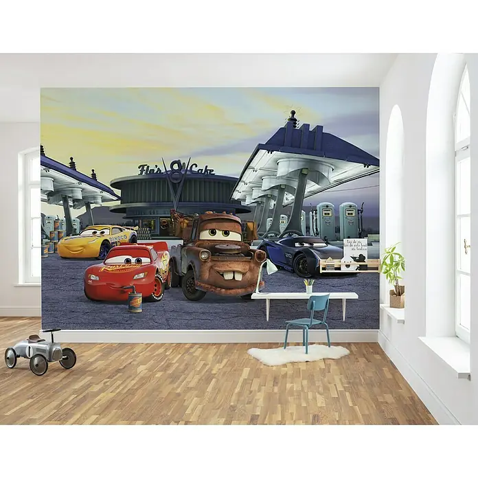 Komar Disney Edition 4 Fototapete Cars 3 Station - 8 -tlg., B x H: 368 x 254 cm, Papier - Stimmungsaufnahme