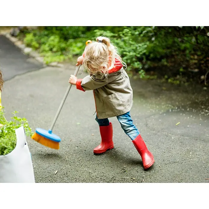Fiskars Kinder-Besen My First - Arbeitsbreite: 26 cm, Kurzstiel - Stimmungsaufnahme