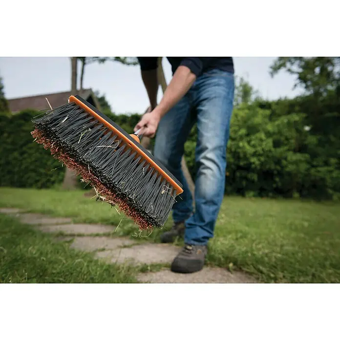 Fiskars QuikFit Besen - Arbeitsbreite: 26 cm, Material Borsten: Kunststoff - Stimmungsaufnahme