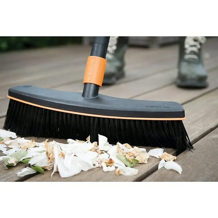 Fiskars QuikFit Straßenbesen - Arbeitsbreite: 38 cm, Material Borsten: Kunststoff - Stimmungsaufnahme