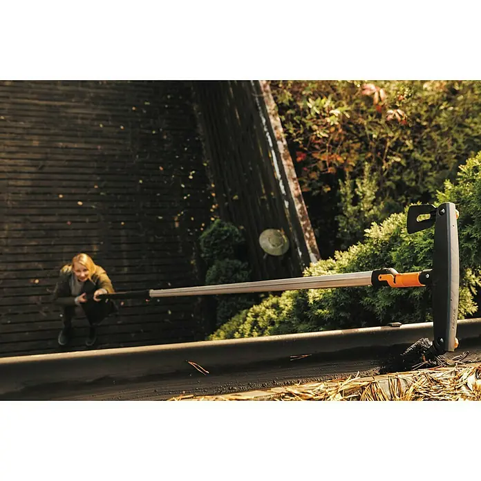 Fiskars QuikFit Dachrinnenreiniger - Länge: 31 cm - Stimmungsaufnahme