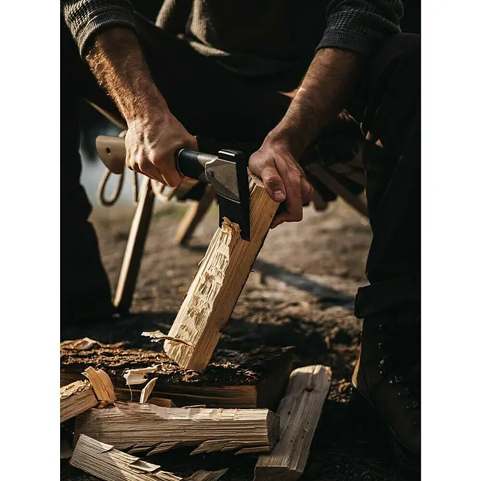 Fiskars Norden Universalaxt N7 - Länge: 38,6 cm - Stimmungsaufnahme