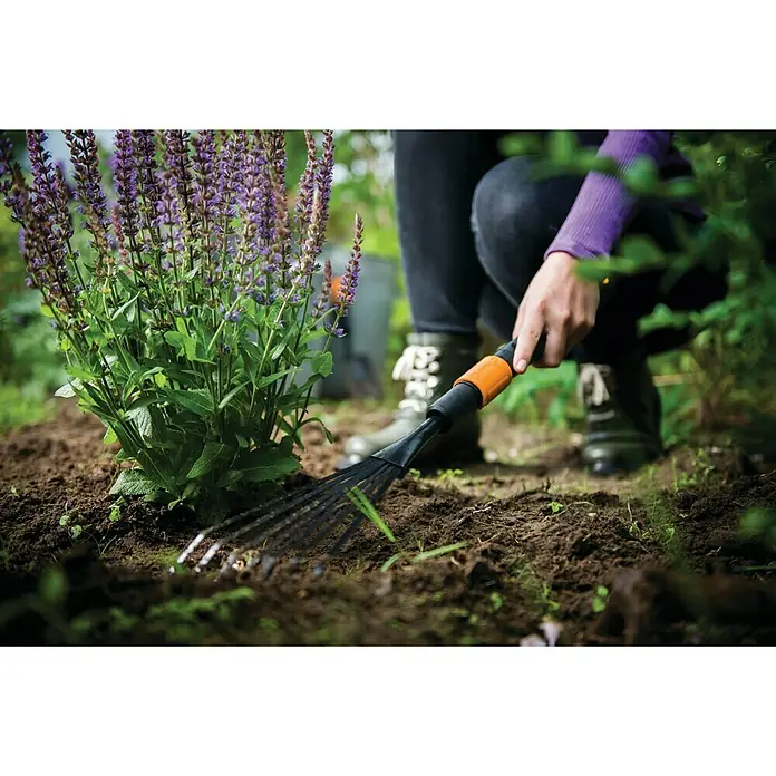 Fiskars QuikFit Fächerbesen - Arbeitsbreite: 12 cm, Anzahl Zinken: 7 - Stimmungsaufnahme