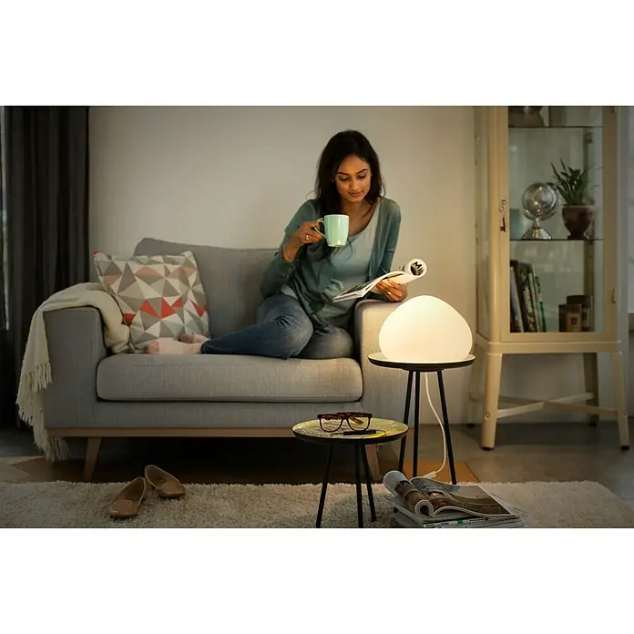 Philips Hue LED-Tischleuchte Wellner - 8,5 W, L x B x H: 19,2 x 26,8 x 26,8 cm, Weiß, Warmweiß - Stimmungsaufnahme
