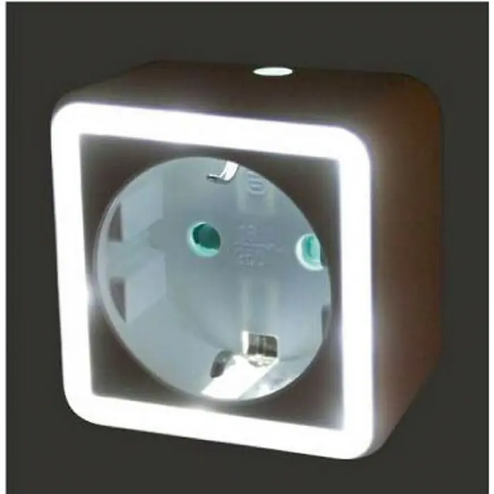 Eurobric 2000 Enchufe con luz LED sensor día/noche - 3.680 W, Blanco