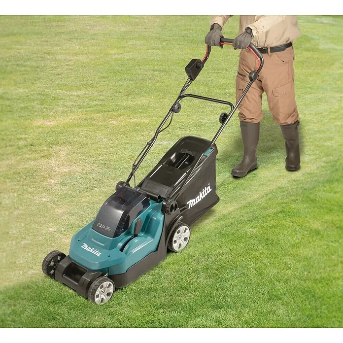 Makita Akku-Rasenmäher DLM382Z - 18 V, Ohne Akku, Schnittbreite: 38 cm - Anwendungsbeispiel