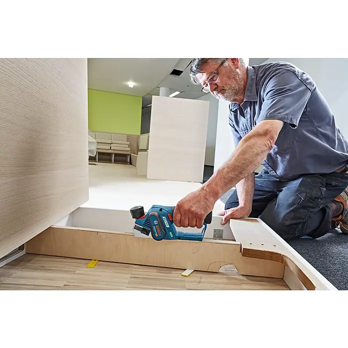 Bosch Professional Cepilladora de mano de batería GHO 12V-20 - 12 V, Iones de litio, Sin batería, Anchura del cepillo: 56 mm - Foto ambiente