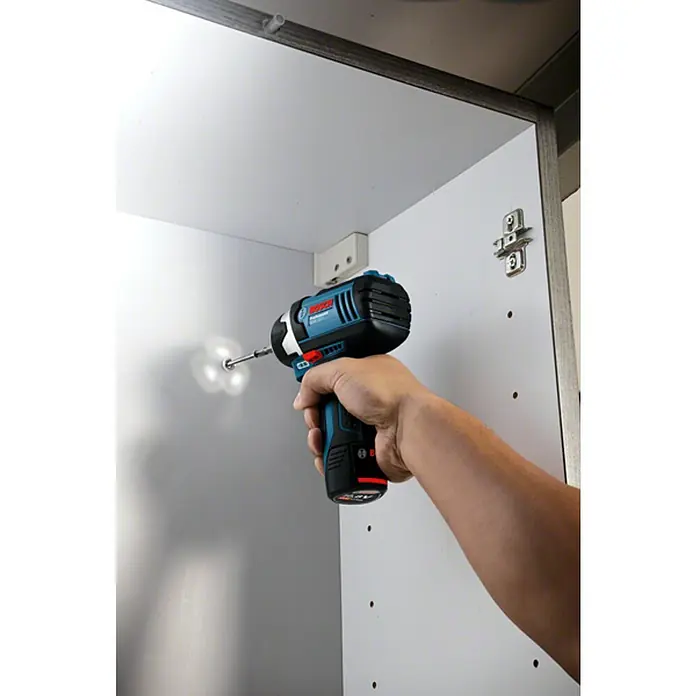 Bosch Professional Llave de impacto giratoria de batería GDR 12V-105 - 12 V, Sin batería, Número de revoluciones de marcha en vacío: 2.600 r.p.m. - Foto ambiente