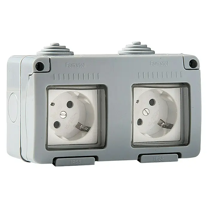 Famatel Enchufe para estancias con humedad estanco - x 2, Horizontal, Montaje en la pared, IP55, Gris - Vista angular