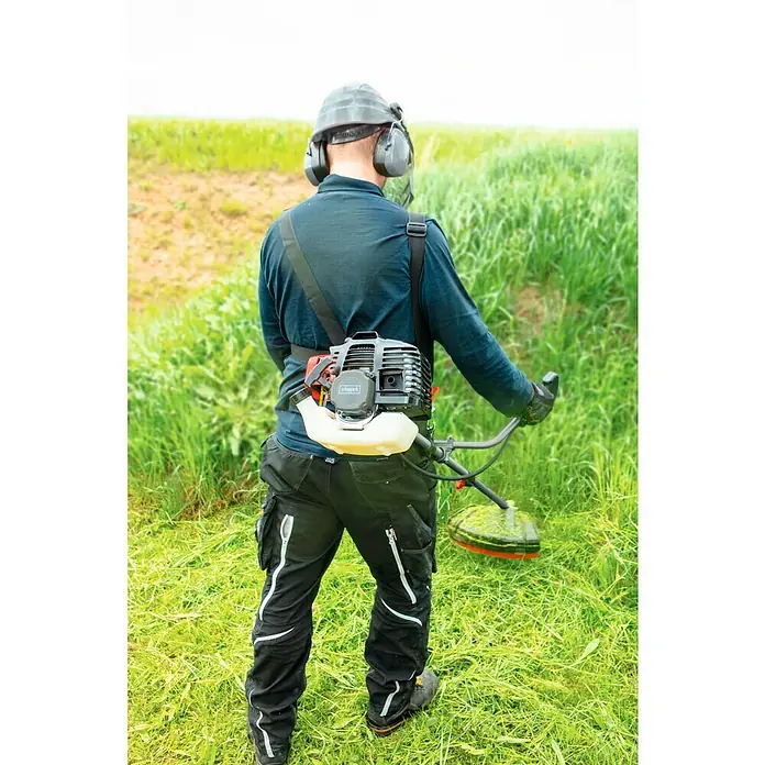 Scheppach Benzin-Freischneider BCH3300PB 2in1 - 0,9 kW, Schnittbreite: 43 cm Faden/25,5 cm Messer - Stimmungsaufnahme