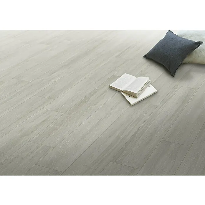 Pavimento porcelánico Vorma - 23 x 120 cm, Gris - Foto ambiente