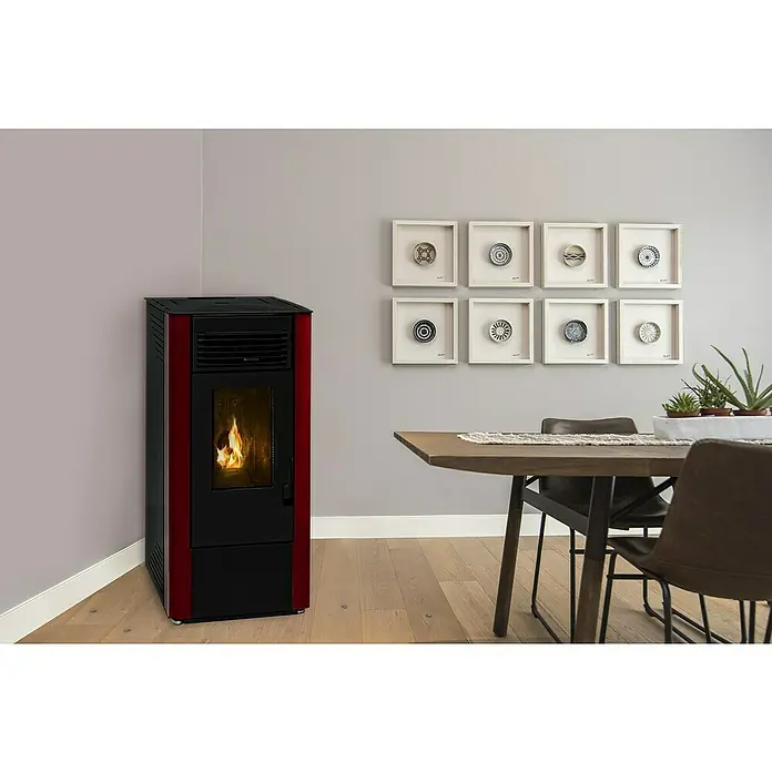 Estufa de pellets Nueva King 10 - 4,8 kW - 9,9 kW, Volumen de calefacción: 185 m³, Burdeos/Negro - Foto ambiente