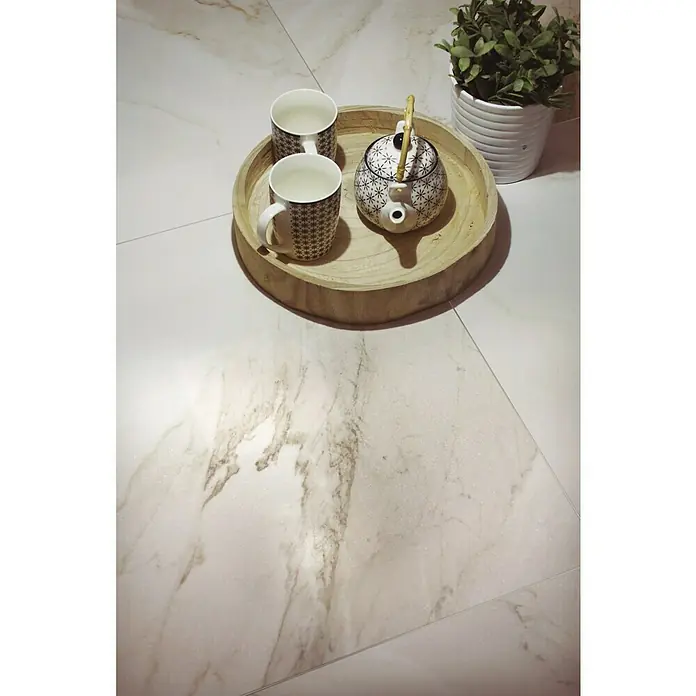 Feinsteinzeugfliese Calacatta Gold Lapato - 120 x 60 cm, Weiß/Gold, Semipoliert - Stimmungsaufnahme