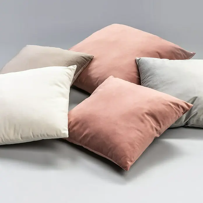 Kissen Uni Velours - Taupe, 45 x 45 cm, 100 % Polyester - Stimmungsaufnahme